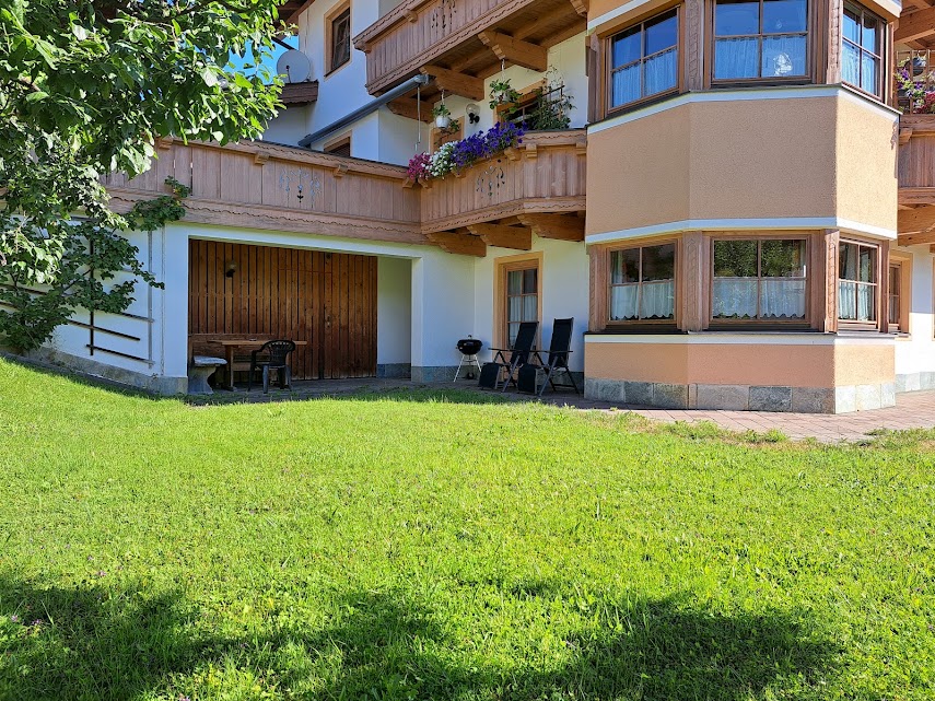 Tuin van vakantieappartement Roßkopf in de Wildschönau